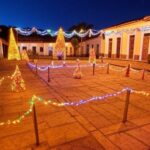 Praça de Brazlândia no DF iluminada com decorações natalinas para celebrar 92 anos e atividades comunitárias.