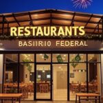Restaurante comunitário em Brasília operando no feriado de Ano Novo, com fachada iluminada e decorações festivas.
