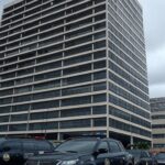 Edifício da Polícia Federal em Brasília com viaturas, representando investigação sobre uso ilegal da Abin por Bolsonaro.