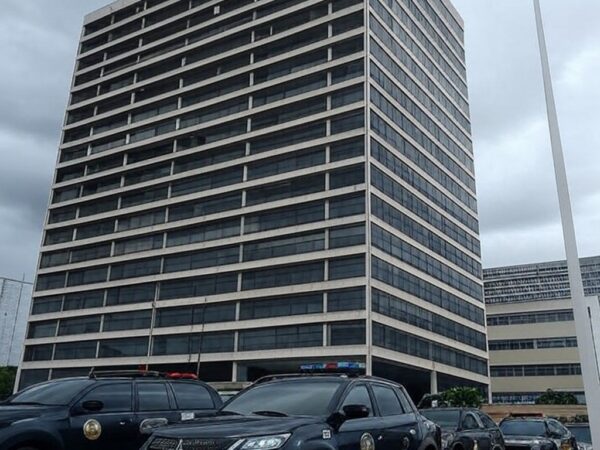 Edifício da Polícia Federal em Brasília com viaturas, representando investigação sobre uso ilegal da Abin por Bolsonaro.