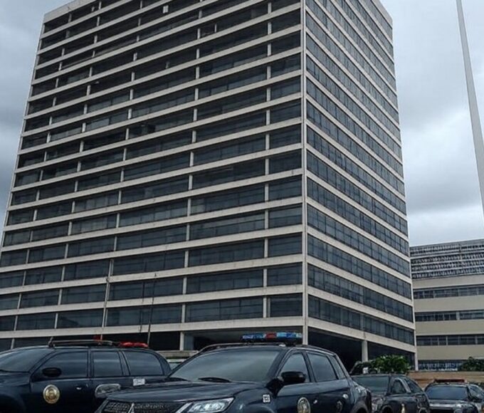 Edifício da Polícia Federal em Brasília com viaturas, representando investigação sobre uso ilegal da Abin por Bolsonaro.