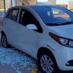 Carro Ora invade loja na SCLN 209 no Plano Piloto de Brasília, com fachada danificada e destroços.