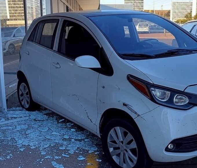 Carro Ora invade loja na SCLN 209 no Plano Piloto de Brasília, com fachada danificada e destroços.