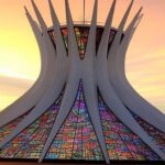 Catedral de Brasília iluminada ao entardecer, simbolizando esperança e renovação no fim do Ano Jubilar da Arquidiocese.