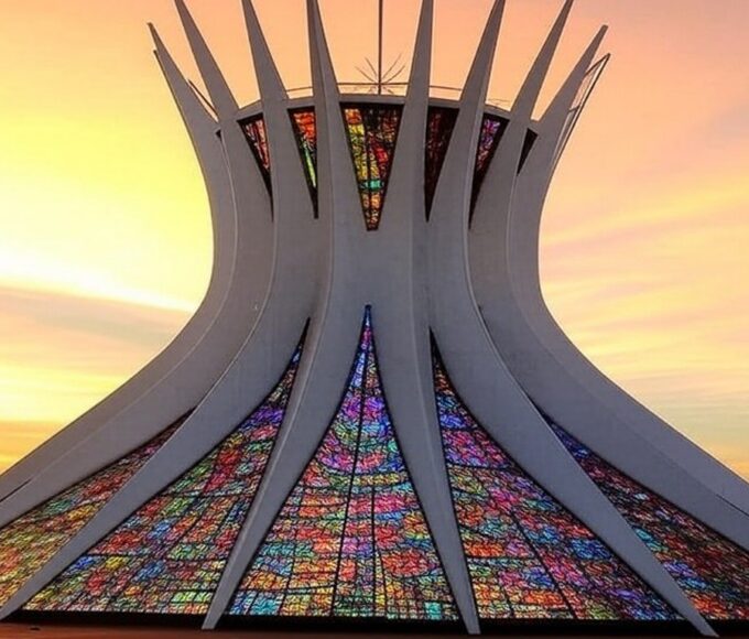 Catedral de Brasília iluminada ao entardecer, simbolizando esperança e renovação no fim do Ano Jubilar da Arquidiocese.