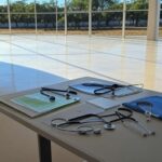 Hospital público em Brasília com equipamentos médicos e sala de treinamento, representando capacitação de profissionais de saúde no DF.