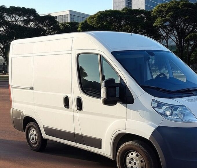 Van da Neoenergia Brasília em rua do DF para atendimento itinerante antes do Réveillon.