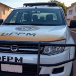 Viatura da PM estacionada em rua residencial no Gama após incidente com cães pitbull.