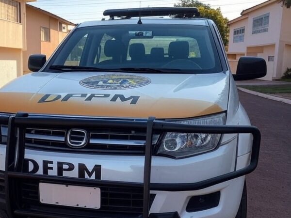 Viatura da PM estacionada em rua residencial no Gama após incidente com cães pitbull.