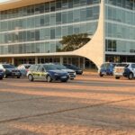 Edifício do STF em Brasília com viaturas da Polícia Federal, representando depoimentos sobre fraudes na venda do Banco Master ao BRB.