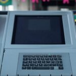 Urna eletrônica brasileira com símbolos femininos, ilustrando pesquisa sobre preferência por vice-presidente mulher no Brasil.