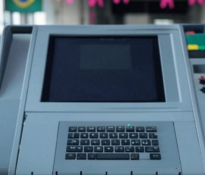 Urna eletrônica brasileira com símbolos femininos, ilustrando pesquisa sobre preferência por vice-presidente mulher no Brasil.