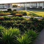 Vista panorâmica do Palácio do Planalto em Brasília com bandeira brasileira, simbolizando feriados nacionais de 2026 divulgados pelo governo federal.