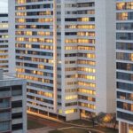 Vista de edifícios residenciais em Brasília, representando impacto de lei sobre ITBI e custos no mercado imobiliário do DF.