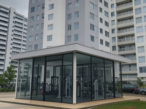 Condomínio residencial em Samambaia com academia gerando ruídos excessivos, vista externa de prédios urbanos no DF.