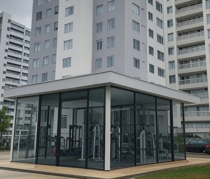 Condomínio residencial em Samambaia com academia gerando ruídos excessivos, vista externa de prédios urbanos no DF.