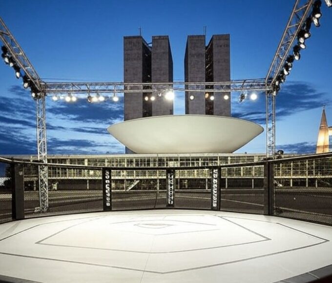 Octógono de MMA vazio em arena de Brasília, representando evento da LFA apoiado pelo governador para 2026.