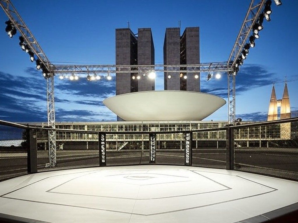 Octógono de MMA vazio em arena de Brasília, representando evento da LFA apoiado pelo governador para 2026.