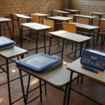 Sala de aula deteriorada em escola pública do DF com kit de robótica, contrastando inovação e deficiências educacionais.