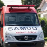 Ambulância em rua de Vicente Pires, DF, após agressão a adolescente por chiclete, com vítima na UTI.