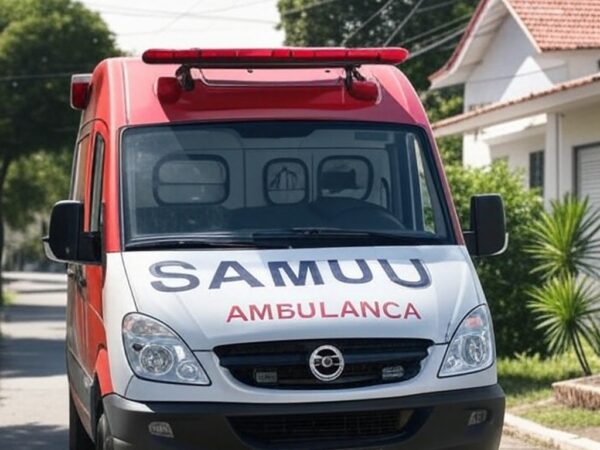 Ambulância em rua de Vicente Pires, DF, após agressão a adolescente por chiclete, com vítima na UTI.