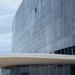 Imagem do Congresso Nacional em Brasília com danos de vandalismo, representando negligência nos atos de 8 de janeiro e pedidos de impeachment contra Ibaneis Rocha.