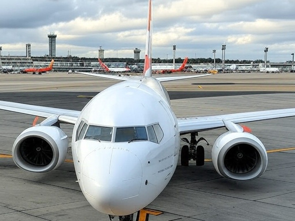 Avião da Gol em aeroporto brasileiro, representando a companhia aérea fundada por Constantino Junior.