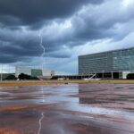 Tempestade com raio atingindo área em Brasília durante caminhada, causando hospitalizações no DF.