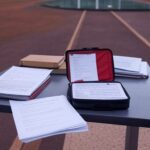 Edifício da CLDF em Brasília com documentos de lei e kit de primeiros socorros, simbolizando aprovação de lei que agrava desigualdades em concursos no DF.