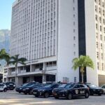 Edifício da Polícia Federal no Rio de Janeiro com viaturas estacionadas, representando retorno de ex-deputado após perda de mandato.