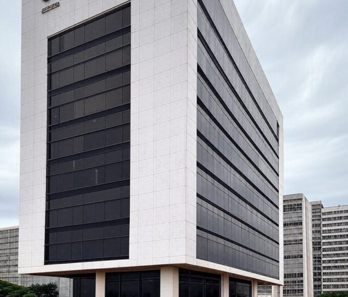 Edifício público em Brasília sob céu nublado e chuva, representando frustração no concurso da Caesb no DF.