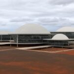 Edifício governamental em Brasília representando falhas no combate à hanseníase no DF.