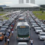Estação de metrô em Brasília com trens e arquitetura local, simbolizando transparência em custos de transporte.