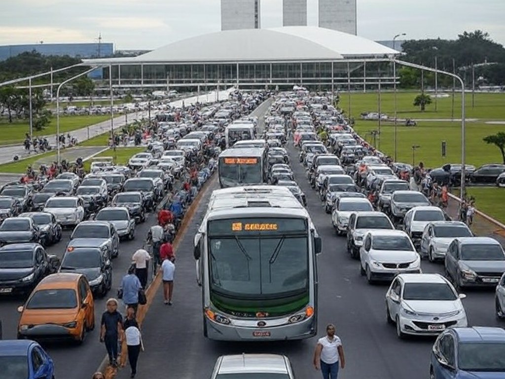 Estação de metrô em Brasília com trens e arquitetura local, simbolizando transparência em custos de transporte.