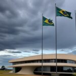 Palácio do Buriti em Brasília sob céu nublado, representando abalo político por pedidos de impeachment contra governador por suspeitas no BRB.