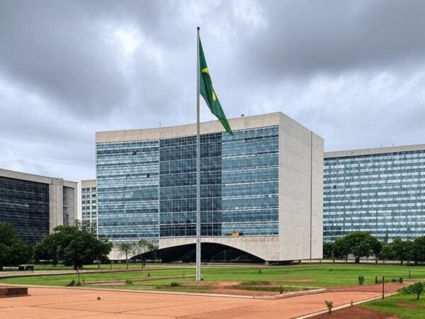 Edifício do TJDFT em Brasília com bandeira a meio mastro, representando luto pela morte de desembargador.