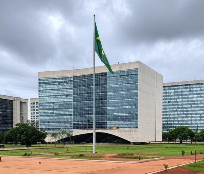 Edifício do TJDFT em Brasília com bandeira a meio mastro, representando luto pela morte de desembargador.