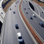 Viaduto em Recanto das Emas, DF, com tráfego fluindo, melhorando mobilidade e reduzindo congestionamentos.