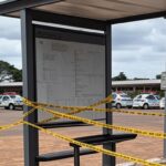 Parada de ônibus em Brasília com fita de isolamento policial e viaturas da PMDF, representando cena de tragédia no DF.