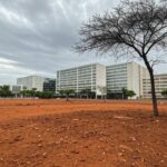 Área urbana em Brasília com arborização insuficiente, criticada por ineficácia ambiental no DF.