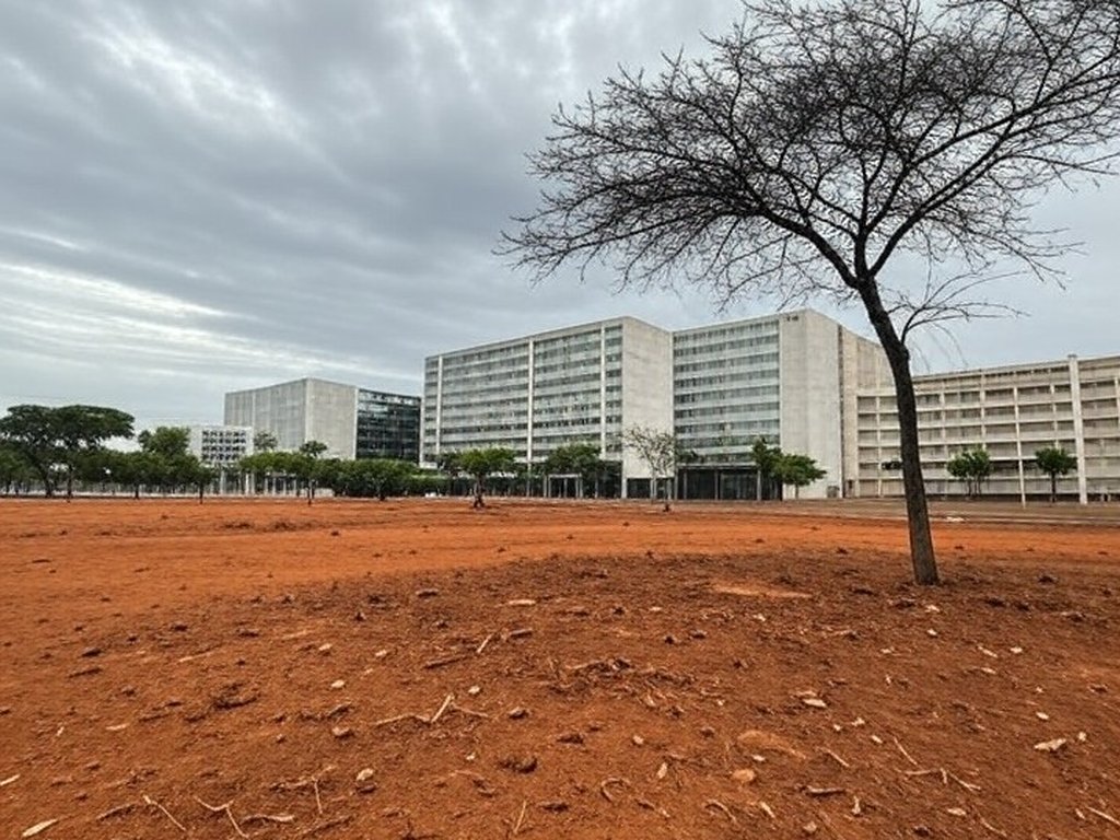 Área urbana em Brasília com arborização insuficiente, criticada por ineficácia ambiental no DF.