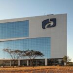 Edifício da Caesb em Brasília, representando divulgação de resultados provisórios de avaliações em concurso público.