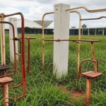 Academia de ginástica para idosos em Brasília com equipamentos desgastados, representando críticas à lei ineficiente da CLDF.
