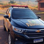 Viatura da polícia em operação contra tráfico de crack em rua de São Sebastião, DF.