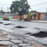 Vias danificadas por chuvas sendo reparadas com asfalto em São Sebastião, Distrito Federal.