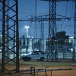 Subestação elétrica no DF com cabos danificados e viatura da polícia, cena de tentativa de furto.