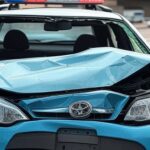 Viatura oficial danificada em acidente em Brasília, simbolizando nova lei de indenizações que sobrecarrega cofres públicos no DF.