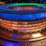 Estádio em São Paulo iluminado à noite, representando anúncio de shows do BTS em outubro de 2026.