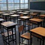 Sala de conferências vazia na CLDF em Brasília, representando treinamento para detectar abusos infantis e falhas no DF.