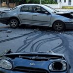Carro colidido com poste em rua do Jardim Botânico, Rio de Janeiro, após acidente de trânsito.